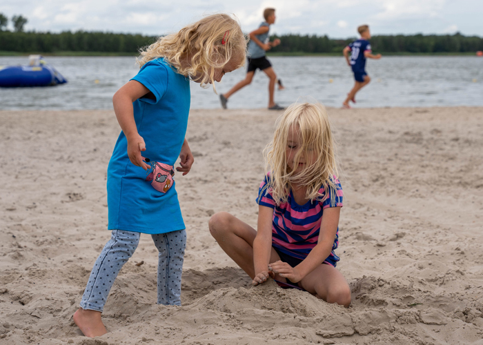 Beachclub-Nulde-putten-food-drinks-lounge-strand-terras-Veluwemeer-uitzicht-activiteiten-spelen-op-het-strand